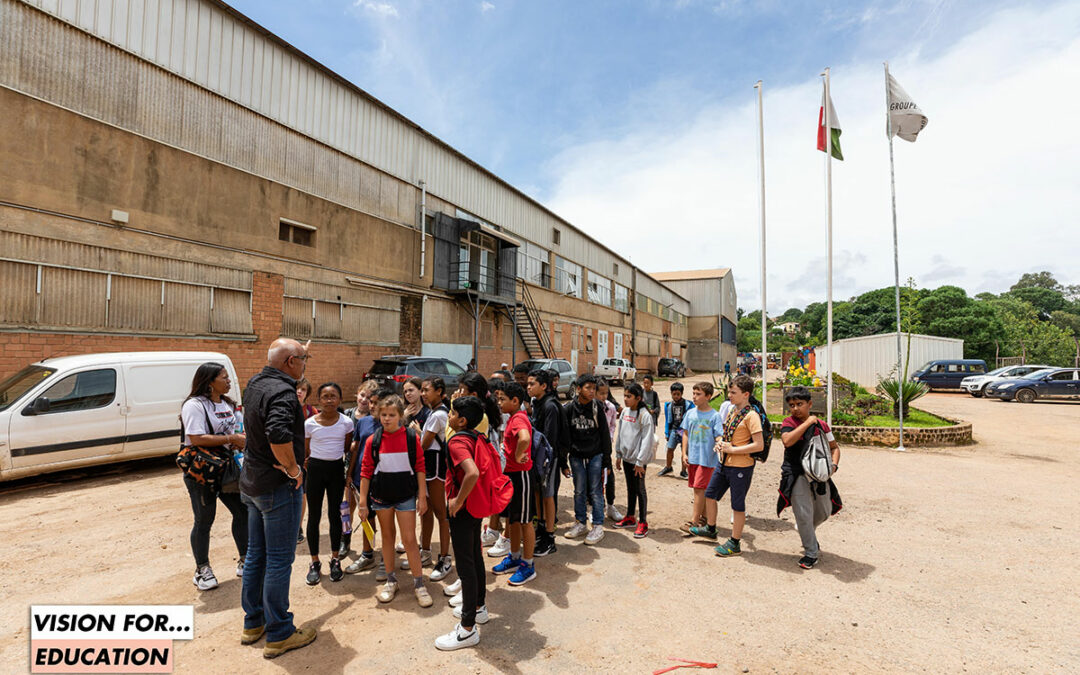 Visite pédagogique des élèves de l’École Primaire Française « D » de notre usine à Ambohimanambola